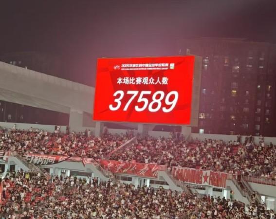 铁人新主场首秀吸引37589名观众，赛后球迷齐声高唱《真心英雄》