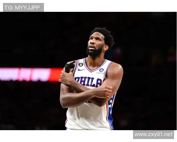 又双叒伤了？纳斯：恩比德在训练中表示右膝酸痛 将接受影像检查