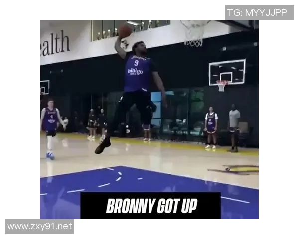 布朗尼抢断一条龙暴扣！老詹转发点赞：上面的空气与众不同啊！