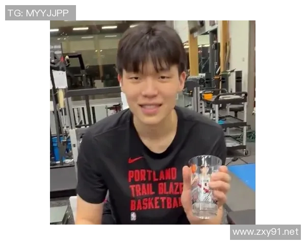 杨瀚森展示专属纪念玻璃杯，调侃签名复原太久远